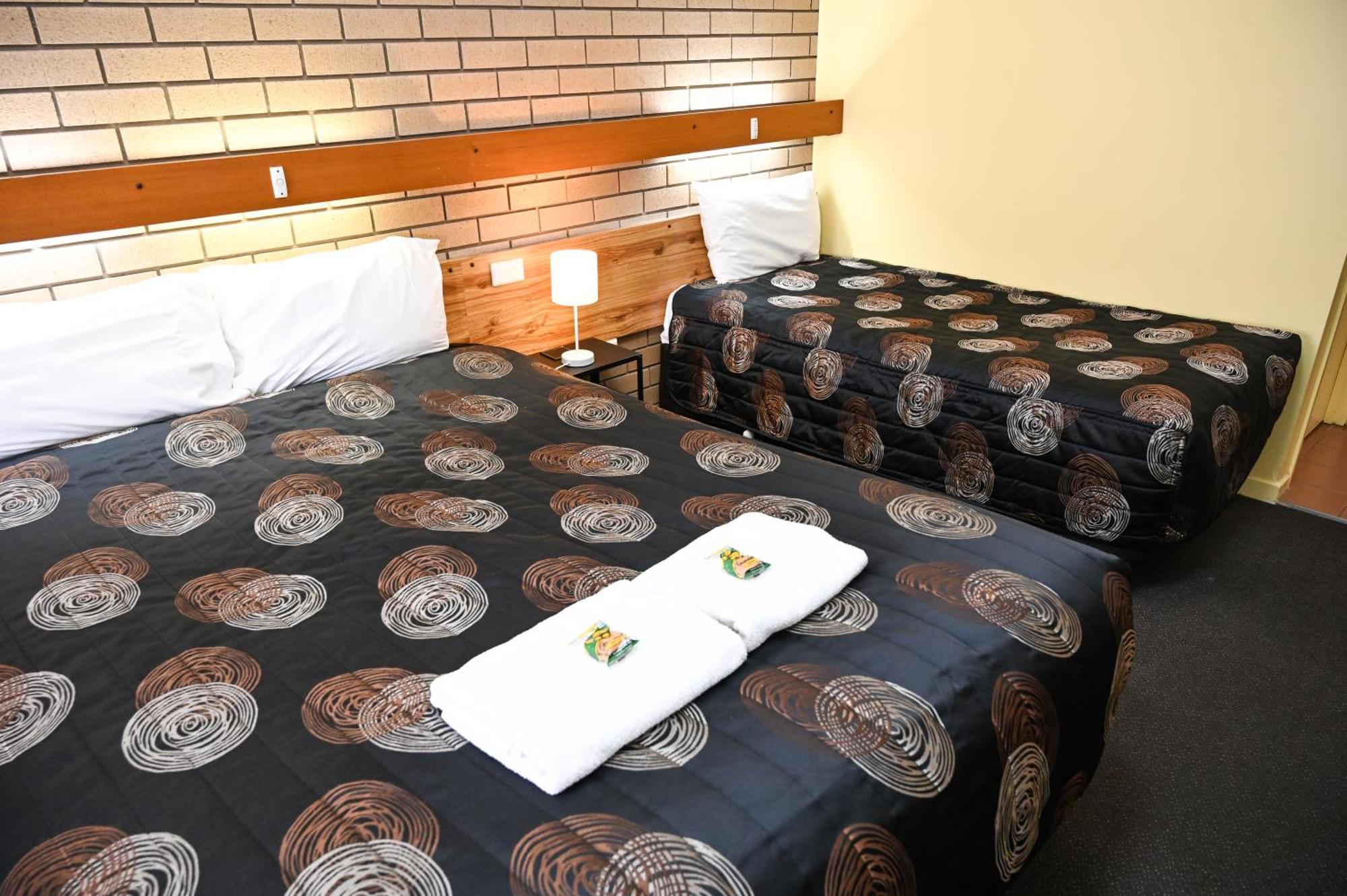 Holbrook Town Centre Motor Inn Dış mekan fotoğraf