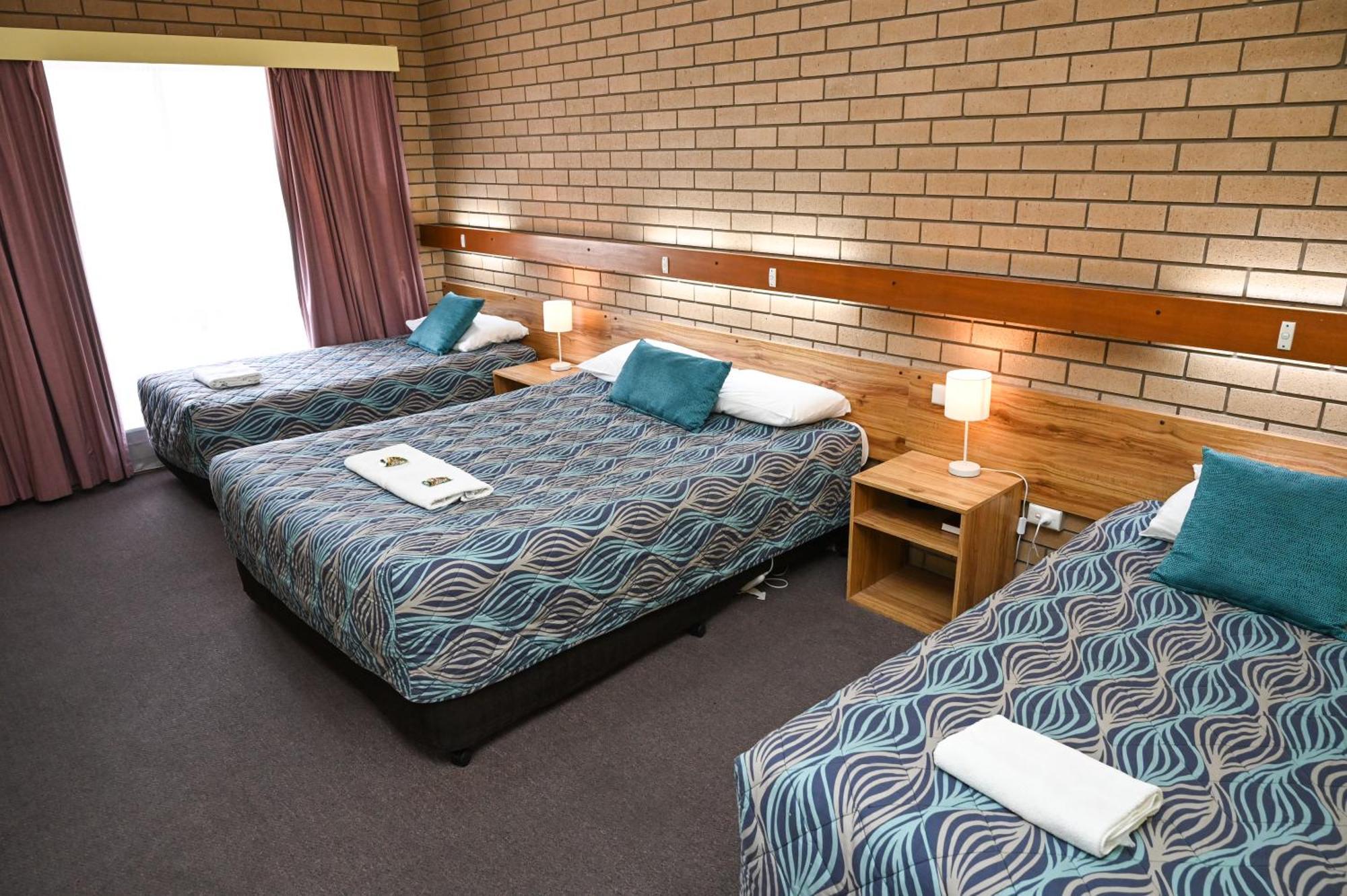 Holbrook Town Centre Motor Inn Dış mekan fotoğraf