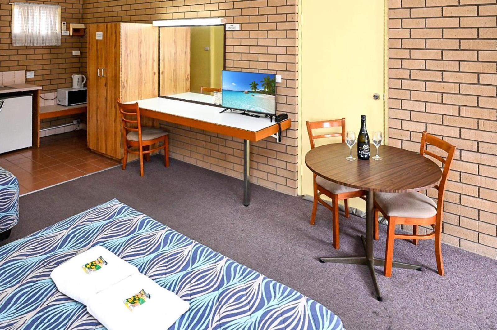 Holbrook Town Centre Motor Inn Dış mekan fotoğraf