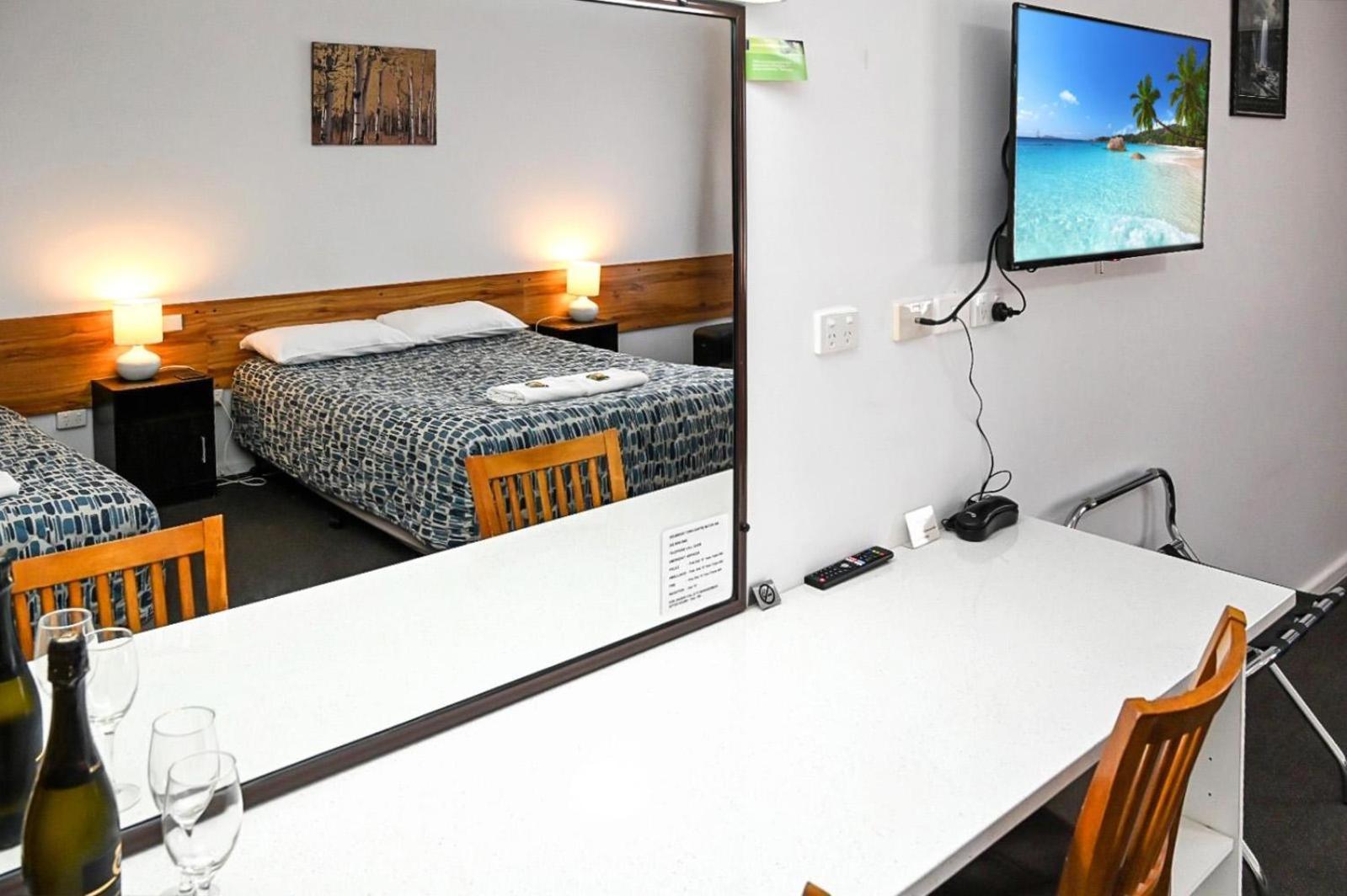 Holbrook Town Centre Motor Inn Dış mekan fotoğraf
