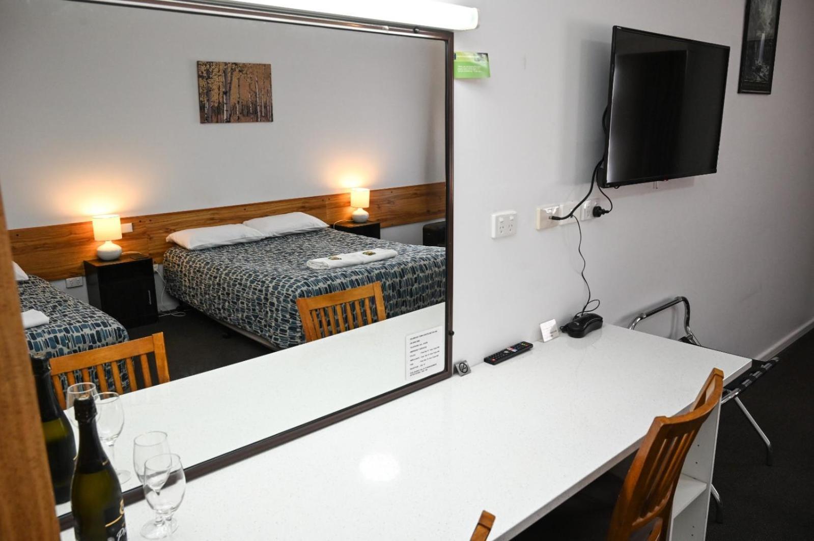 Holbrook Town Centre Motor Inn Dış mekan fotoğraf